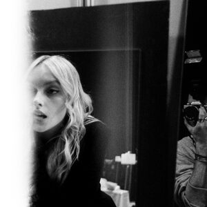 Autorretrato con mujer en espejo