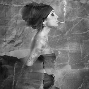 Perfil de chica turbante con cigarro