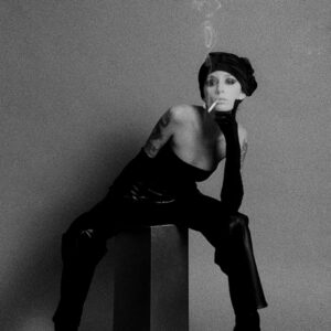 Chica turbante fumando