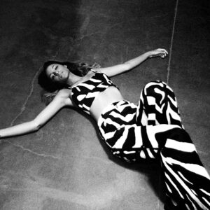 Mujer serpiente en blanco y negro