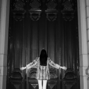 Nocturna y puerta